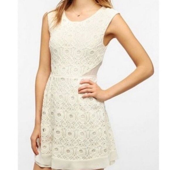 Urban Outfitters Kimchi Blue Cream Medallion Lace Fit and Flare Dress Size 6 - Picture 2 of 13